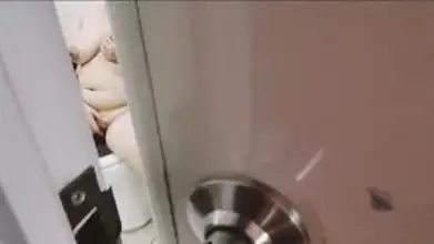 Brondong Ketahuan Ngintip Tante Rhini Langsung Diajakin Ngewe