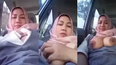 Kenakalan Tante Jilbab Di Mobil Sendirian Bikin Sange